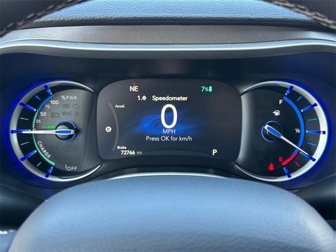 Used 2024 Chrysler Pacifica Select image 32