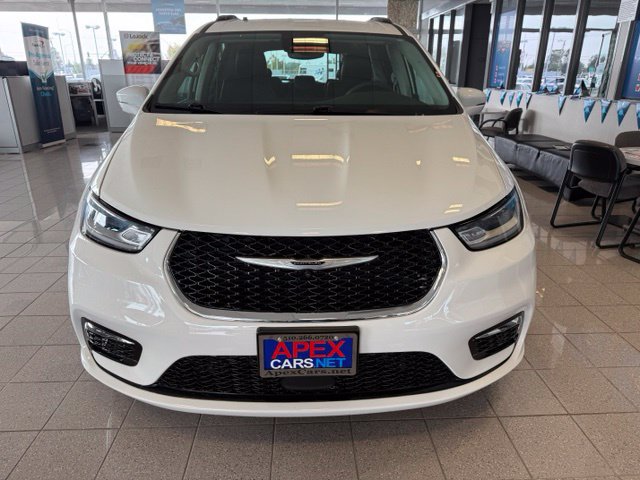 Used 2022 Chrysler Pacifica Touring-L w/ Uconnect Theater Family Group FWD image 8