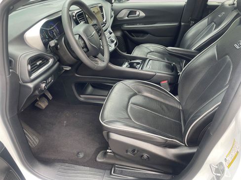 Used 2025 Chrysler Pacifica Limited FWD image 9