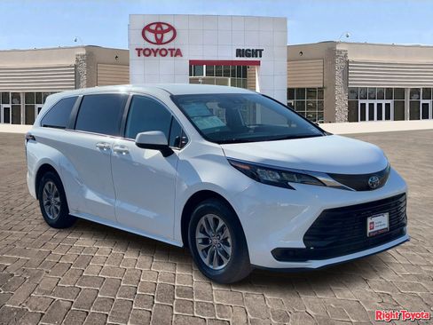Certified 2025 Toyota Sienna LE image 11