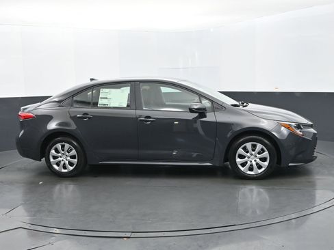 Used 2025 Toyota Corolla LE image 6