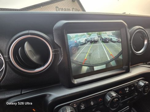 Used 2018 Jeep Wrangler Unlimited Sahara AWD/4WD image 19