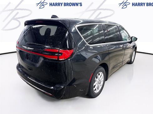 Used 2023 Chrysler Pacifica Touring-L image 10