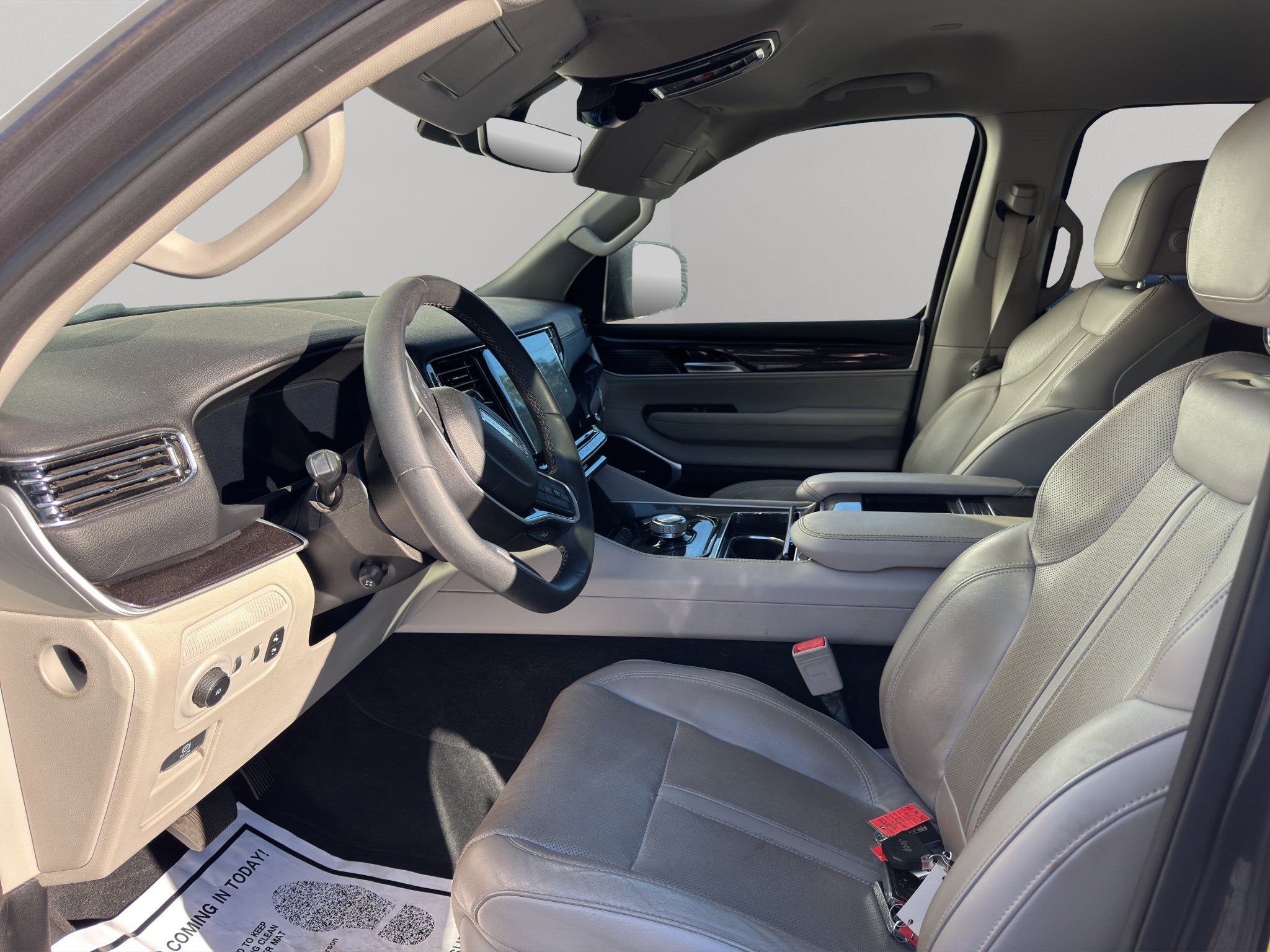 Used 2023 Jeep Wagoneer L 2WD image 2