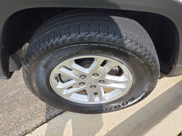 Used 2023 Jeep Grand Cherokee Laredo AWD/4WD image 16