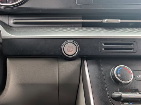 Used 2022 Kia Carnival LX image 14