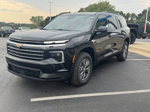 New 2026 Chevrolet Traverse LT w/ Driver Confidence Package image 2