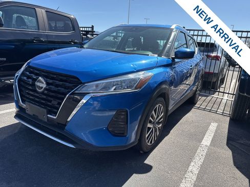 Used 2022 Nissan Kicks SV image 2