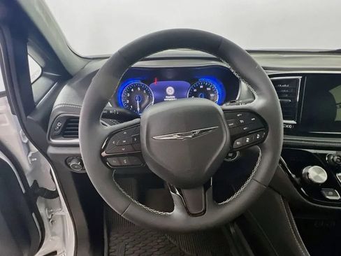 Used 2025 Chrysler Pacifica Limited AWD/4WD image 12