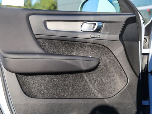 Used 2025 Volvo XC40 B5 Plus image 22