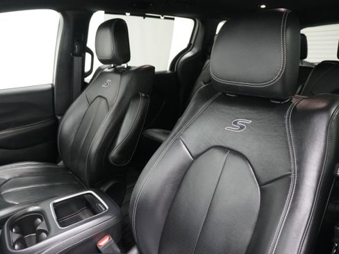 Used 2020 Chrysler Pacifica Touring-L Plus image 10