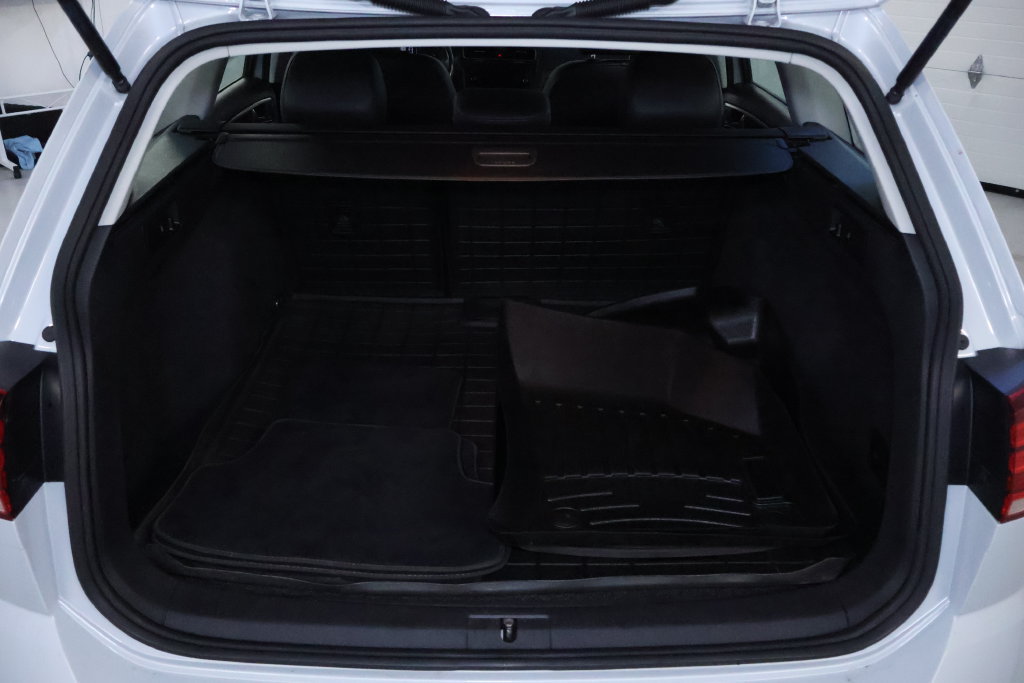Used 2019 Volkswagen Golf SE FWD image 18