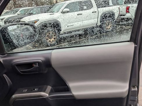 Used 2019 Toyota Tacoma SR5 w/ SR5 Appearance Package (SM) image 19