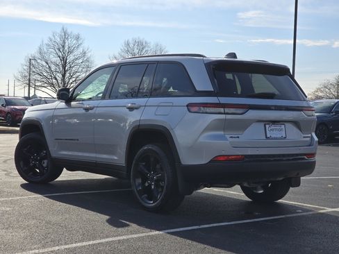 Used 2025 Jeep Grand Cherokee Limited w/ Black Appearance Package image 16