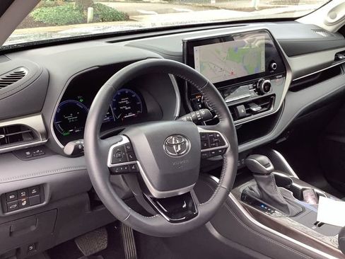 Used 2025 Toyota Highlander Limited image 2