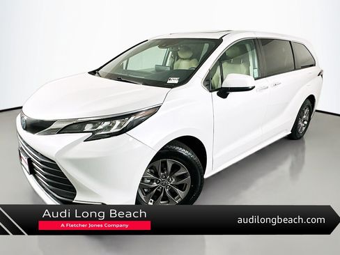 Used 2023 Toyota Sienna XLE FWD image 1