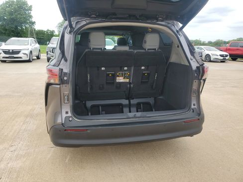 Used 2021 Toyota Sienna XLE AWD/4WD image 32