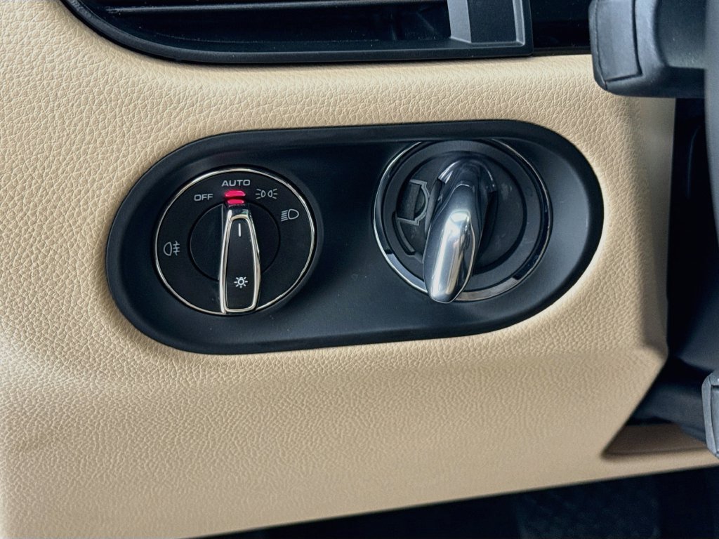 Certified 2026 Porsche Macan AWD/4WD image 14