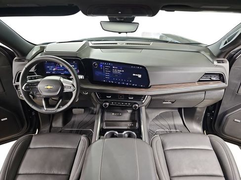 Used 2025 Chevrolet Suburban Premier AWD/4WD image 11