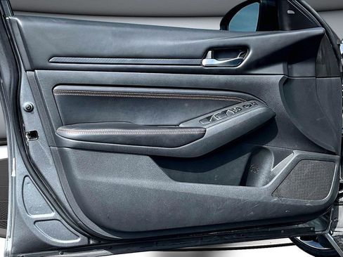 Used 2021 Nissan Altima 2.5 SR w/ SR Premium Package image 18