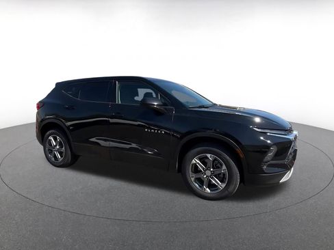 Used 2025 Chevrolet Blazer LT FWD image 2