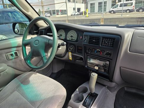 Used 2003 Toyota Tacoma 2WD Xtracab w/ SR5 Pkg image 11