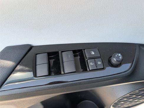 Used 2021 Toyota Prius Prime XLE image 20