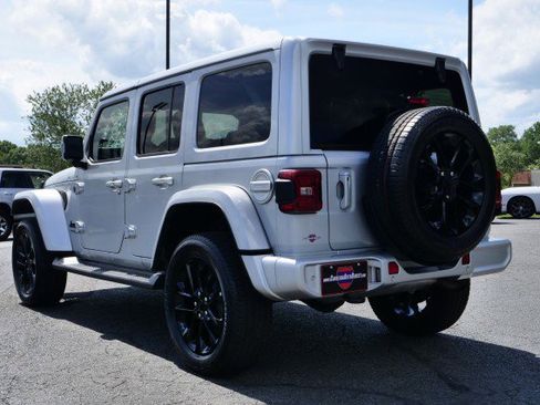 Used 2022 Jeep Wrangler Unlimited Sahara AWD/4WD image 7