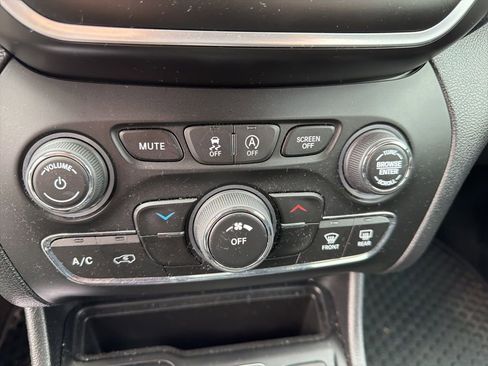 Used 2020 Jeep Cherokee Latitude w/ Cold Weather Group FWD image 15