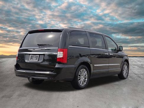 Used 2014 Chrysler Town & Country Touring-L w/ Trailer Tow Group FWD image 8