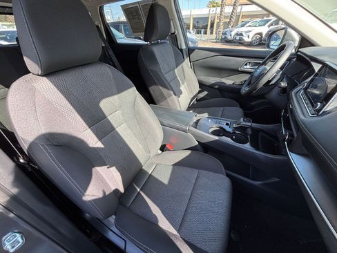 Used 2025 Nissan Rogue SV image 38