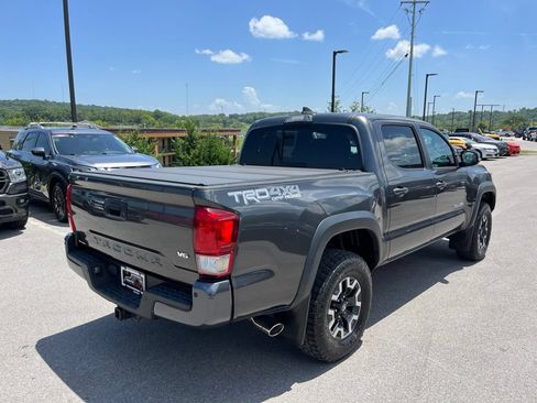 Used 2017 Toyota Tacoma TRD Off-Road AWD/4WD image 3