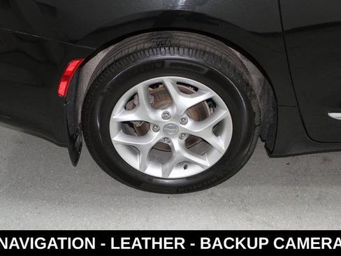 Used 2020 Chrysler Pacifica Touring-L Plus w/ Tire & Wheel Group FWD image 5