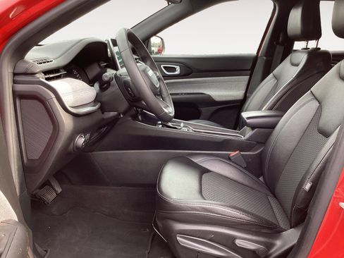 Used 2024 Jeep Compass Latitude image 24