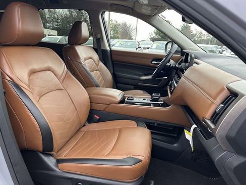 Used 2025 Nissan Pathfinder Platinum image 9