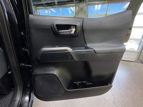 Used 2018 Toyota Tacoma TRD Off-Road w/ Technology Package AWD/4WD image 24