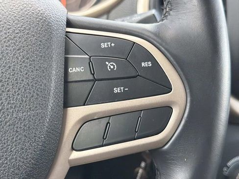Used 2018 Jeep Cherokee Latitude w/ Altitude Package FWD image 26