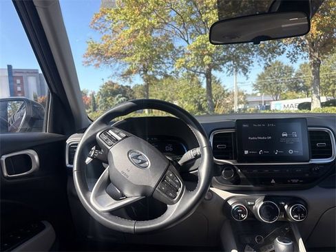 Used 2024 Hyundai Venue SEL image 25