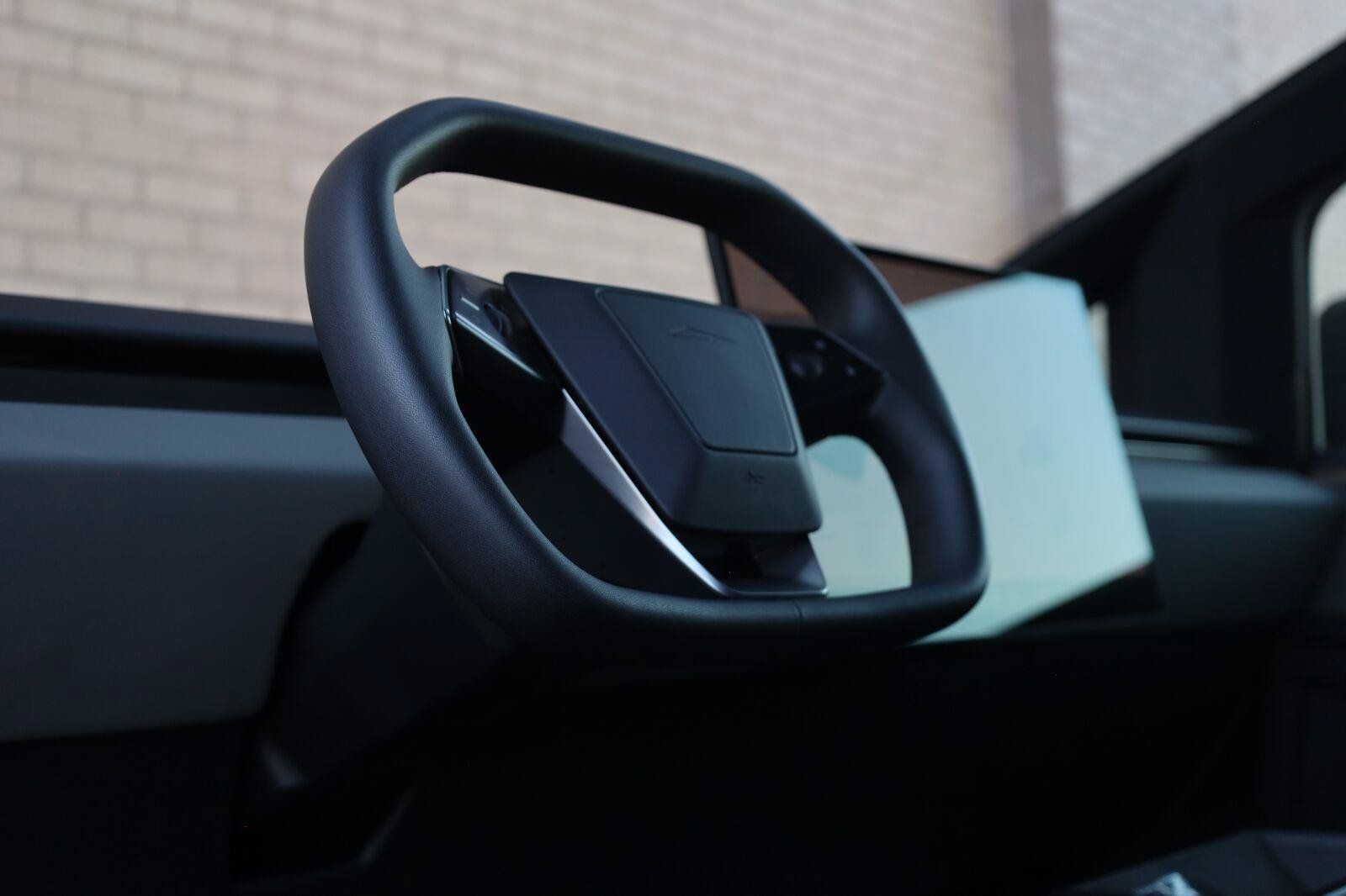 Used 2025 Tesla Cybertruck 2WD Crew Cab image 17