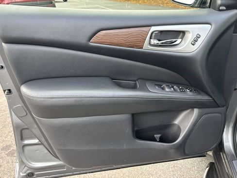 Used 2018 Nissan Pathfinder Platinum image 21