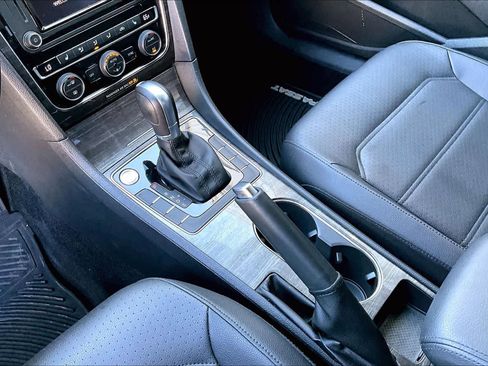 Used 2018 Volkswagen Passat 2.0T SE image 16