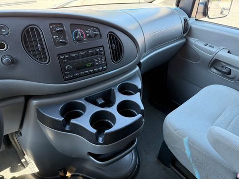 Used 2008 Ford E-350 and Econoline 350 Super Duty Wagon image 23