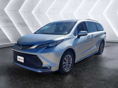 Used 2024 Toyota Sienna XLE image 3