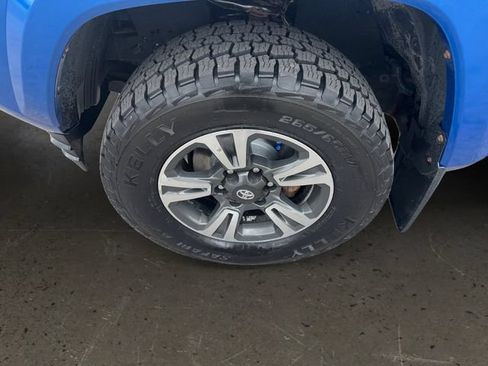 Used 2017 Toyota Tacoma TRD Sport w/ Tow Package (A/T) AWD/4WD image 9