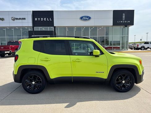 Used 2017 Jeep Renegade Latitude w/ Popular Equipment Group FWD image 2