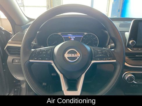 Used 2024 Nissan Altima 2.5 SV FWD image 5