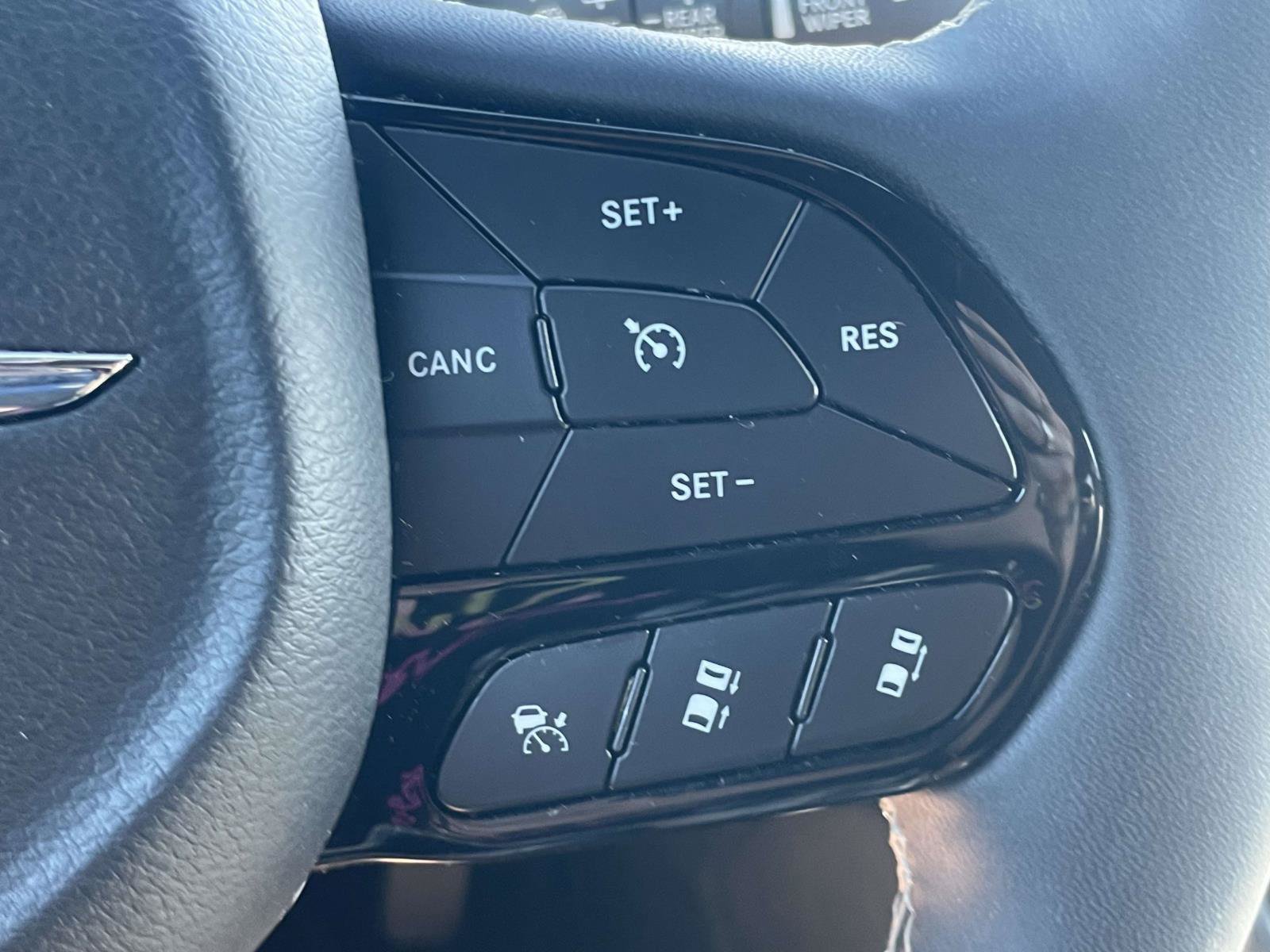Used 2025 Chrysler Pacifica Limited FWD image 21