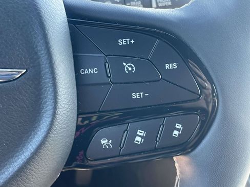 Used 2025 Chrysler Pacifica Limited FWD image 21