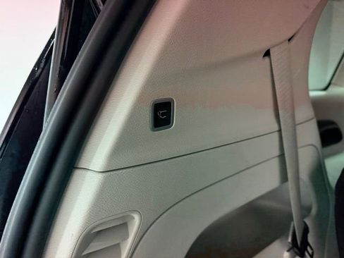 Used 2024 Chrysler Pacifica Touring-L image 8