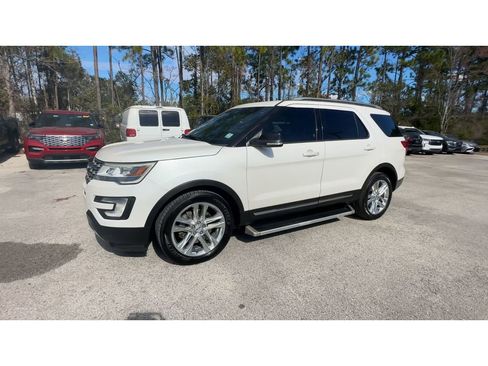 Used 2016 Ford Explorer XLT w/ Equipment Group 202A image 5